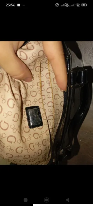 Borsa Guess vernice lucida nera