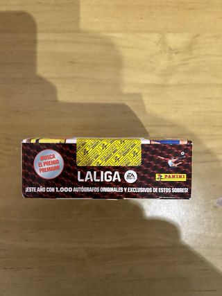 CAJA 20 SOBRES PREMIUM ADRENALYN XL 2025-26 LIGA