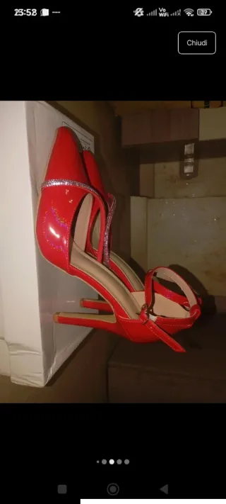 Décolleté rosse con strass