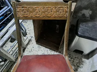 2 Silla antigua de piel y madera