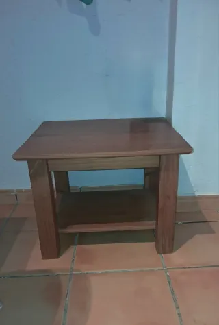 Mesa auxiliar de madera