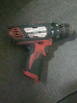 Taladro Milwaukee sin batería ni cargador