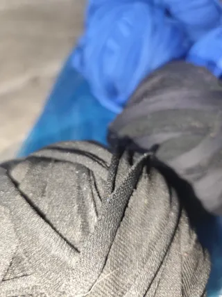 6 gomitoli fettuccia sintetica 3 blu e 3 neri.