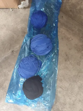 6 gomitoli fettuccia sintetica 3 blu e 3 neri.