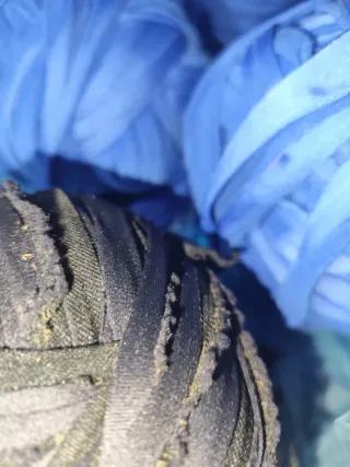 6 gomitoli fettuccia sintetica 3 blu e 3 neri.