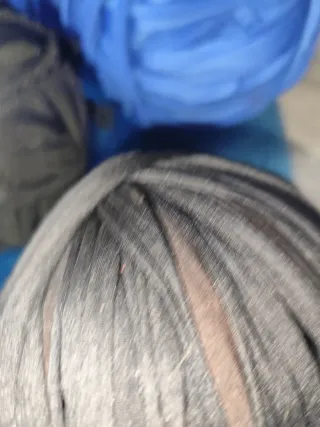 6 gomitoli fettuccia sintetica 3 blu e 3 neri.