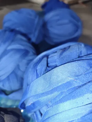 6 gomitoli fettuccia sintetica 3 blu e 3 neri.