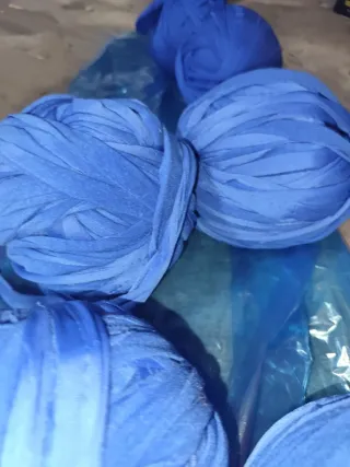 6 gomitoli fettuccia sintetica 3 blu e 3 neri.