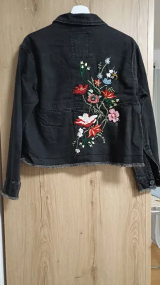 Cazadora vaquera negra Bershka bordada