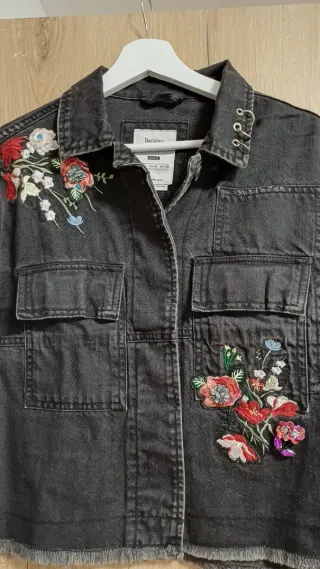Cazadora vaquera negra Bershka bordada
