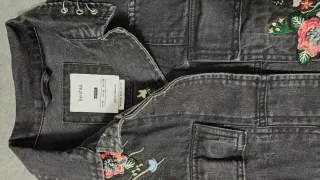 Cazadora vaquera negra Bershka bordada