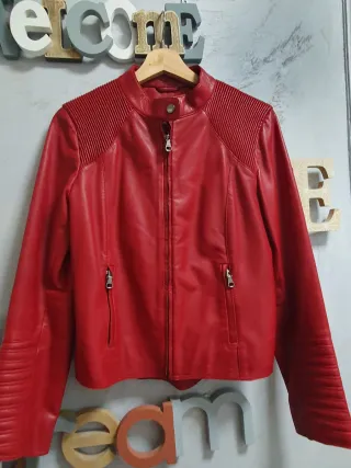 Chaqueta cuero Uterqüe roja