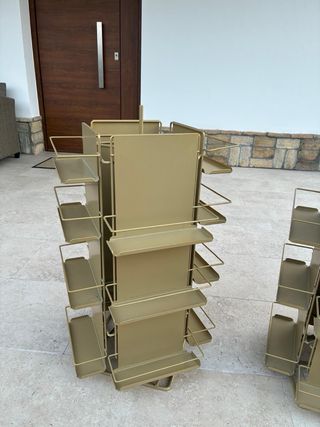 Expositor giratorio metálico dorado