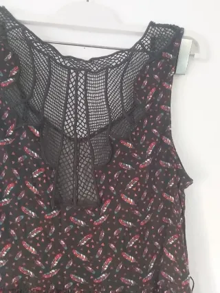 Vestido negro estampado de plumas