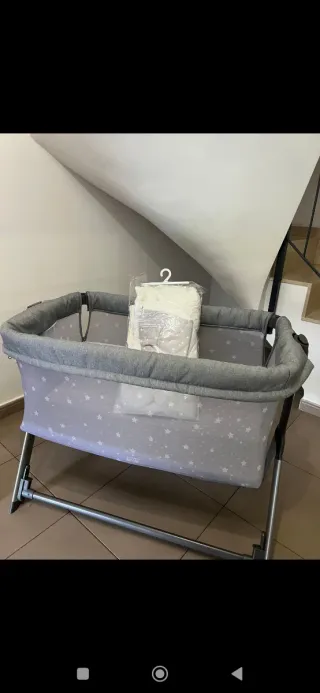Cuna colecho bebé con estrellas blancas