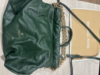 Bolso Michael Kors verde con cadena dorada