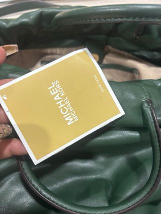 Bolso Michael Kors verde con cadena dorada