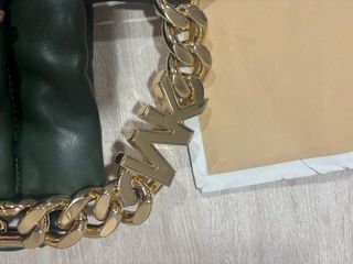 Bolso Michael Kors verde con cadena dorada