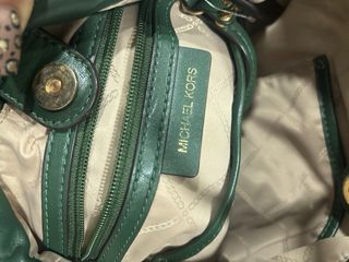 Bolso Michael Kors verde con cadena dorada