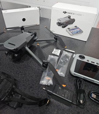 DJI Mavic 3 Classic Drone con Fotocamera