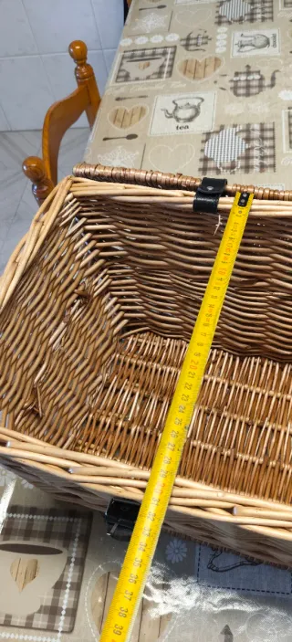 Baúl de mimbre con correas de cuero