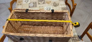 Baúl de mimbre con correas de cuero