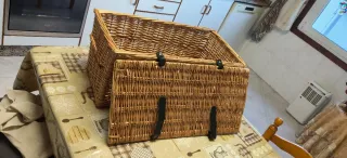 Baúl de mimbre con correas de cuero