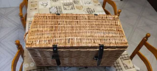 Baúl de mimbre con correas de cuero