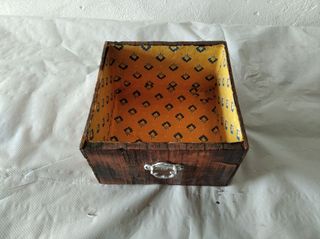 Cajón de madera rústico con asa