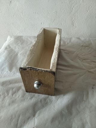 Cajón de madera rústico con asa