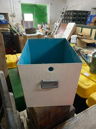 Cajón de madera rústico con asa