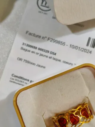 Anillo de oro amarillo de 18K y esmalte rojo. T/54