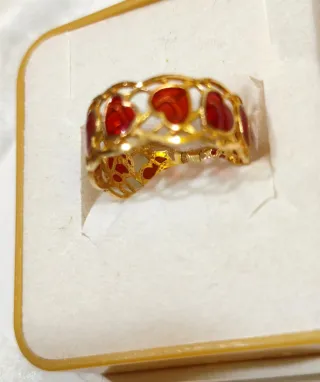 Anillo de oro amarillo de 18K y esmalte rojo. T/54