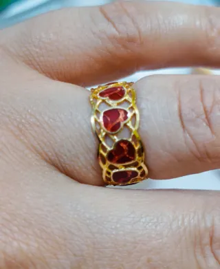 Anillo de oro amarillo de 18K y esmalte rojo. T/54