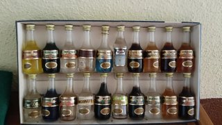Fino a 150 repliche di bottiglie di liquore