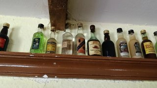 Fino a 150 repliche di bottiglie di liquore