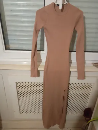 Vestido largo beige con abertura