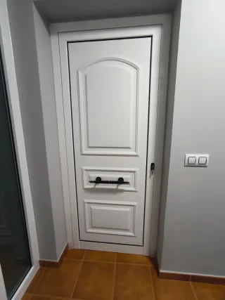 Puerta blindada de entrada blanca