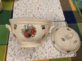 Sopera San Claudio con tapa diseño frutas y flores