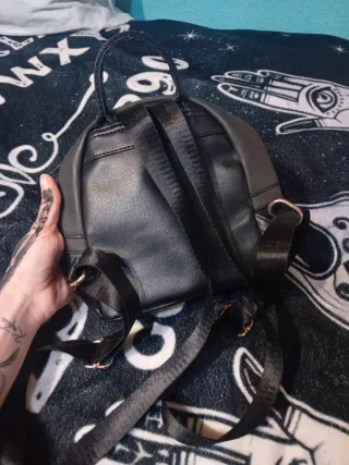 Mochila pequeña negra con tachuelas doradas