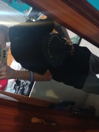 Mochila pequeña negra con tachuelas doradas