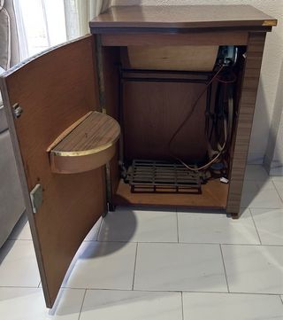 Máquina de coser Alfa vintage con mueble