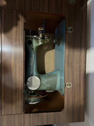 Máquina de coser Alfa vintage con mueble