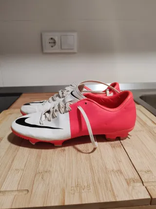Botas de fútbol Nike blancas y rosas talla 40