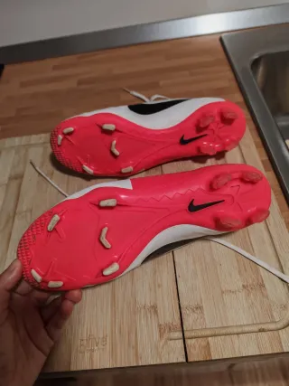 Botas de fútbol Nike blancas y rosas talla 40
