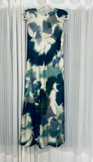 Vestido midi satén estampado de Zara