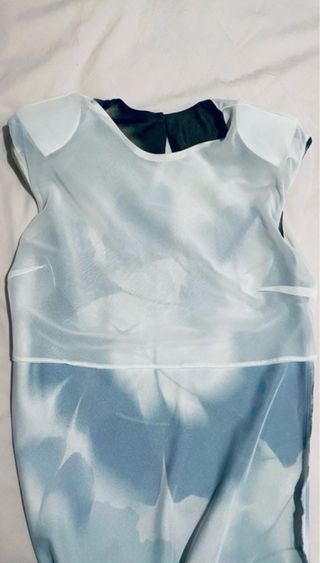 Vestido midi satén estampado de Zara