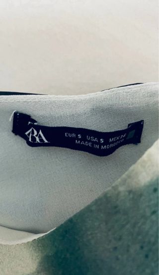 Vestido midi satén estampado de Zara