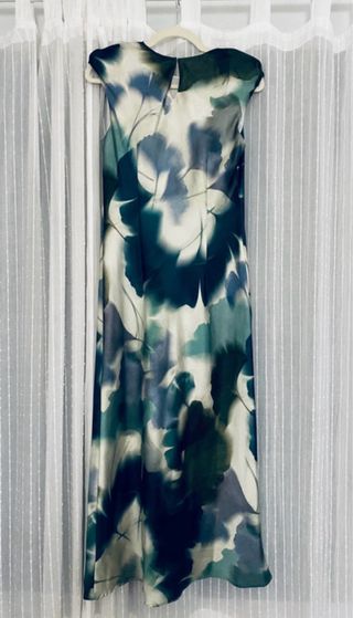 Vestido midi satén estampado de Zara
