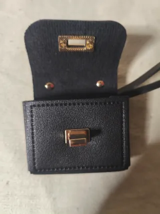 Mini bolso llavero negro y dorado